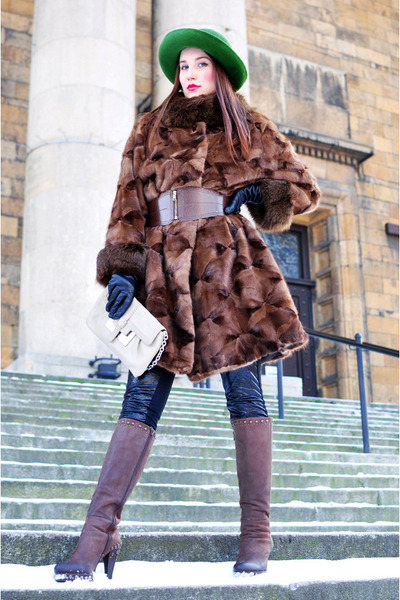 dark-brown-with-heels-donna-loka-boots-dark-brown-fur-no-name-coat_400.jpg