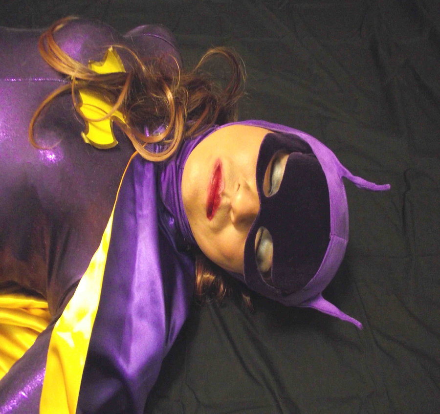 66_batgirl_cosplay___blacking_out_by_ozbattlechick-d5cczk7.jpg